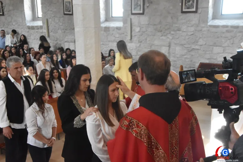 (FOTO) GRUDE: SVEČAN DAN ZA BOŽJU ŽUPU! KRIZMANICI U VJERI PRIMILI NEIZBRISIVI DUHOVNI KARAKTER 116