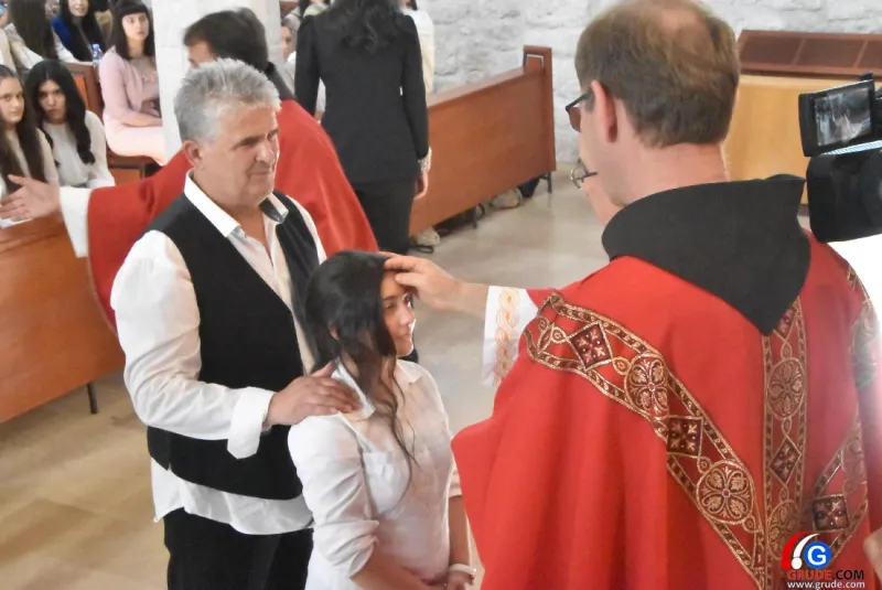 (FOTO) GRUDE: SVEČAN DAN ZA BOŽJU ŽUPU! KRIZMANICI U VJERI PRIMILI NEIZBRISIVI DUHOVNI KARAKTER 117