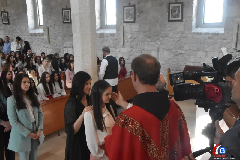 (FOTO) GRUDE: SVEČAN DAN ZA BOŽJU ŽUPU! KRIZMANICI U VJERI PRIMILI NEIZBRISIVI DUHOVNI KARAKTER 118