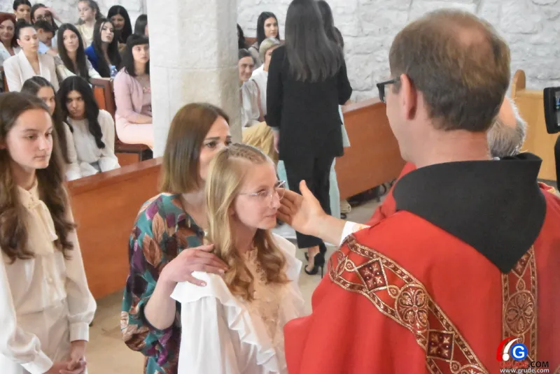 (FOTO) GRUDE: SVEČAN DAN ZA BOŽJU ŽUPU! KRIZMANICI U VJERI PRIMILI NEIZBRISIVI DUHOVNI KARAKTER 120