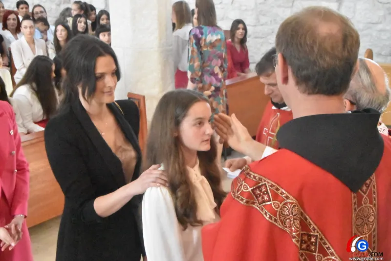(FOTO) GRUDE: SVEČAN DAN ZA BOŽJU ŽUPU! KRIZMANICI U VJERI PRIMILI NEIZBRISIVI DUHOVNI KARAKTER 121