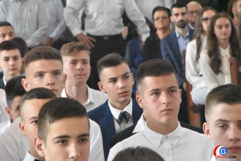 (FOTO) GRUDE: SVEČAN DAN ZA BOŽJU ŽUPU! KRIZMANICI U VJERI PRIMILI NEIZBRISIVI DUHOVNI KARAKTER 14
