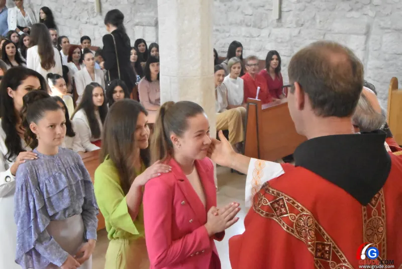 (FOTO) GRUDE: SVEČAN DAN ZA BOŽJU ŽUPU! KRIZMANICI U VJERI PRIMILI NEIZBRISIVI DUHOVNI KARAKTER 122