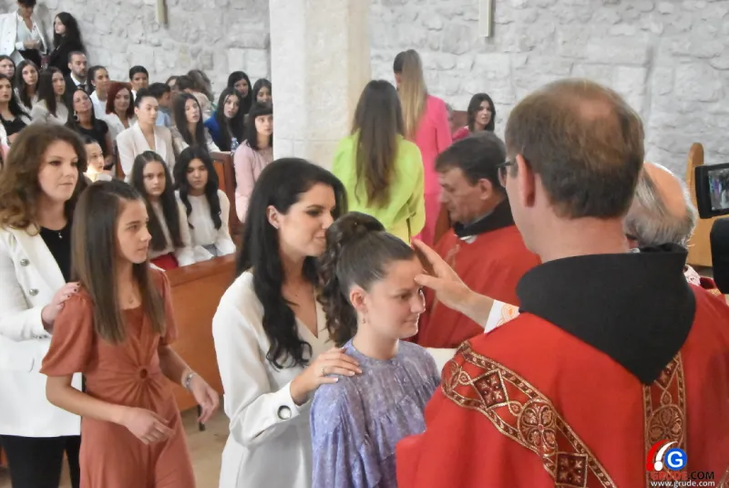 (FOTO) GRUDE: SVEČAN DAN ZA BOŽJU ŽUPU! KRIZMANICI U VJERI PRIMILI NEIZBRISIVI DUHOVNI KARAKTER 123