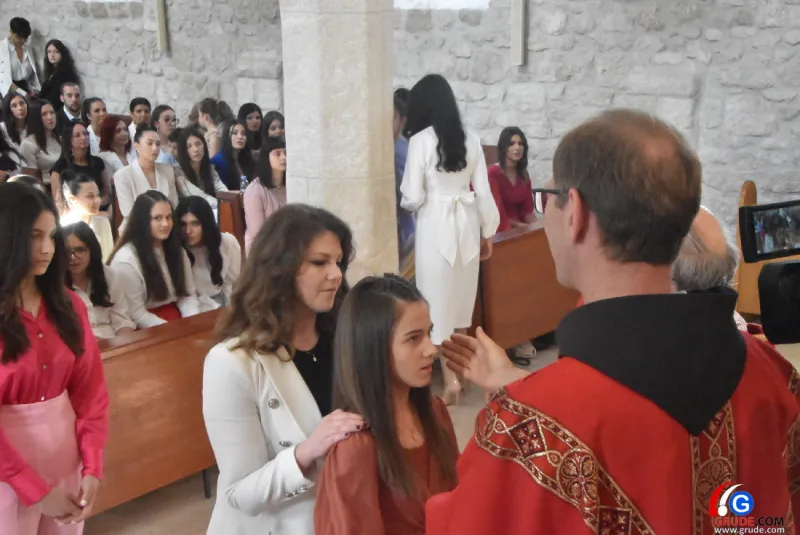 (FOTO) GRUDE: SVEČAN DAN ZA BOŽJU ŽUPU! KRIZMANICI U VJERI PRIMILI NEIZBRISIVI DUHOVNI KARAKTER 124