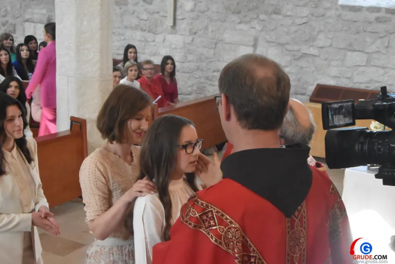 (FOTO) GRUDE: SVEČAN DAN ZA BOŽJU ŽUPU! KRIZMANICI U VJERI PRIMILI NEIZBRISIVI DUHOVNI KARAKTER 126