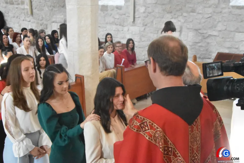 (FOTO) GRUDE: SVEČAN DAN ZA BOŽJU ŽUPU! KRIZMANICI U VJERI PRIMILI NEIZBRISIVI DUHOVNI KARAKTER 127
