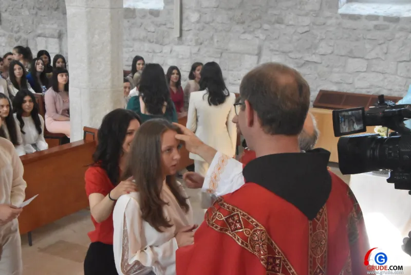 (FOTO) GRUDE: SVEČAN DAN ZA BOŽJU ŽUPU! KRIZMANICI U VJERI PRIMILI NEIZBRISIVI DUHOVNI KARAKTER 128