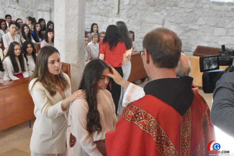 (FOTO) GRUDE: SVEČAN DAN ZA BOŽJU ŽUPU! KRIZMANICI U VJERI PRIMILI NEIZBRISIVI DUHOVNI KARAKTER 129