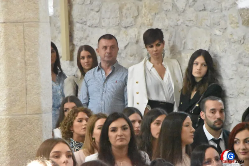 (FOTO) GRUDE: SVEČAN DAN ZA BOŽJU ŽUPU! KRIZMANICI U VJERI PRIMILI NEIZBRISIVI DUHOVNI KARAKTER 130