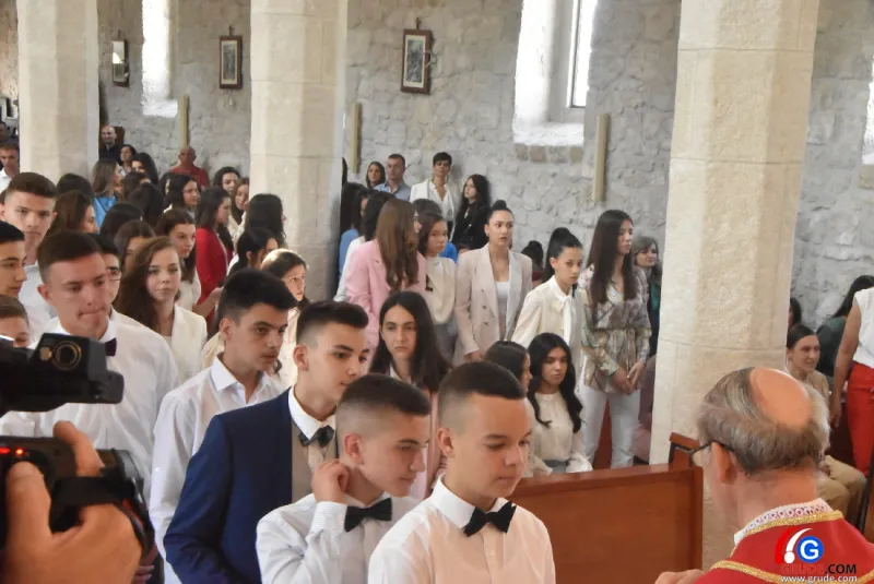 (FOTO) GRUDE: SVEČAN DAN ZA BOŽJU ŽUPU! KRIZMANICI U VJERI PRIMILI NEIZBRISIVI DUHOVNI KARAKTER 131