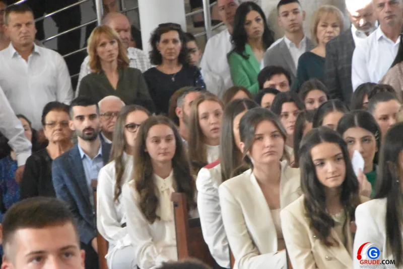 (FOTO) GRUDE: SVEČAN DAN ZA BOŽJU ŽUPU! KRIZMANICI U VJERI PRIMILI NEIZBRISIVI DUHOVNI KARAKTER 15