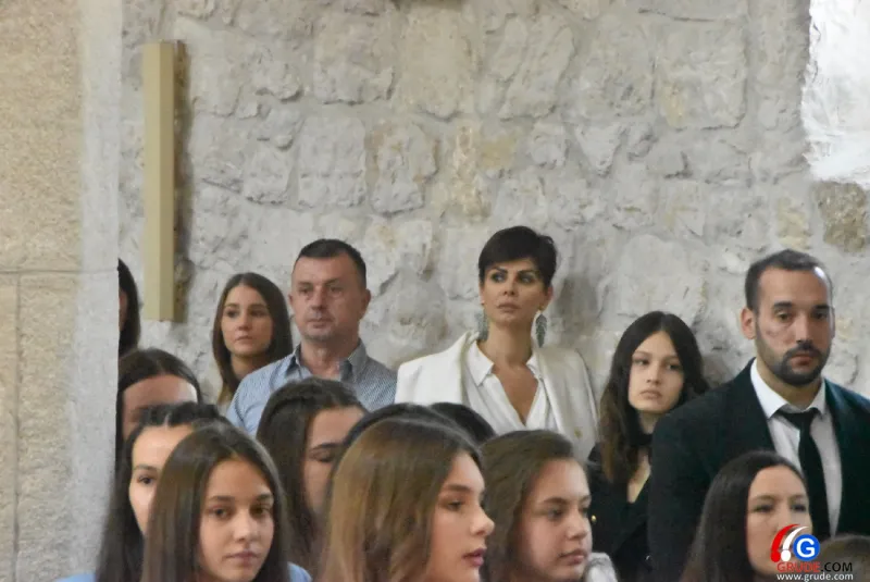 (FOTO) GRUDE: SVEČAN DAN ZA BOŽJU ŽUPU! KRIZMANICI U VJERI PRIMILI NEIZBRISIVI DUHOVNI KARAKTER 132