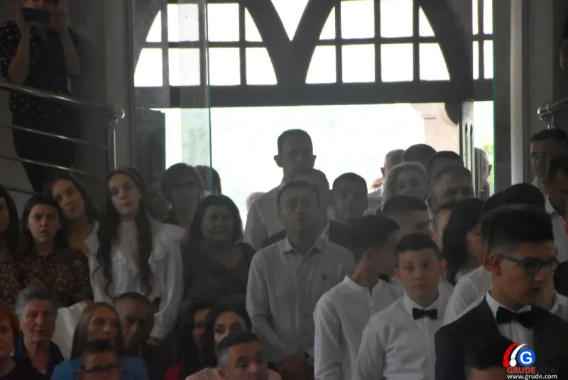 (FOTO) GRUDE: SVEČAN DAN ZA BOŽJU ŽUPU! KRIZMANICI U VJERI PRIMILI NEIZBRISIVI DUHOVNI KARAKTER 133