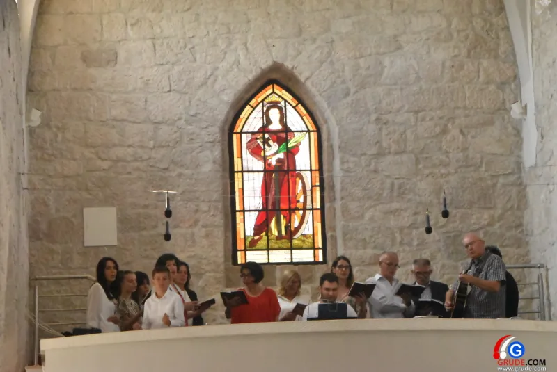 (FOTO) GRUDE: SVEČAN DAN ZA BOŽJU ŽUPU! KRIZMANICI U VJERI PRIMILI NEIZBRISIVI DUHOVNI KARAKTER 134