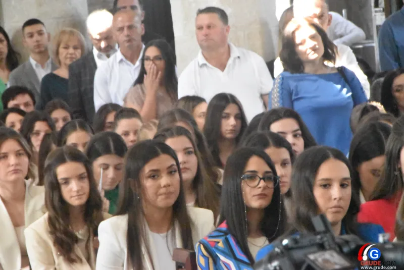 (FOTO) GRUDE: SVEČAN DAN ZA BOŽJU ŽUPU! KRIZMANICI U VJERI PRIMILI NEIZBRISIVI DUHOVNI KARAKTER 16