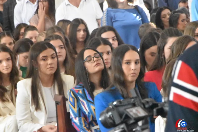(FOTO) GRUDE: SVEČAN DAN ZA BOŽJU ŽUPU! KRIZMANICI U VJERI PRIMILI NEIZBRISIVI DUHOVNI KARAKTER 17