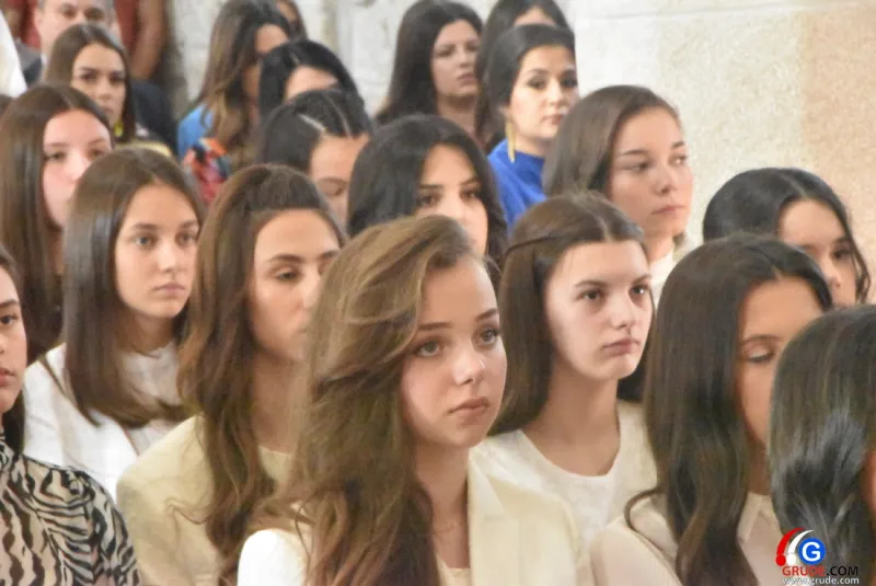 (FOTO) GRUDE: SVEČAN DAN ZA BOŽJU ŽUPU! KRIZMANICI U VJERI PRIMILI NEIZBRISIVI DUHOVNI KARAKTER 18