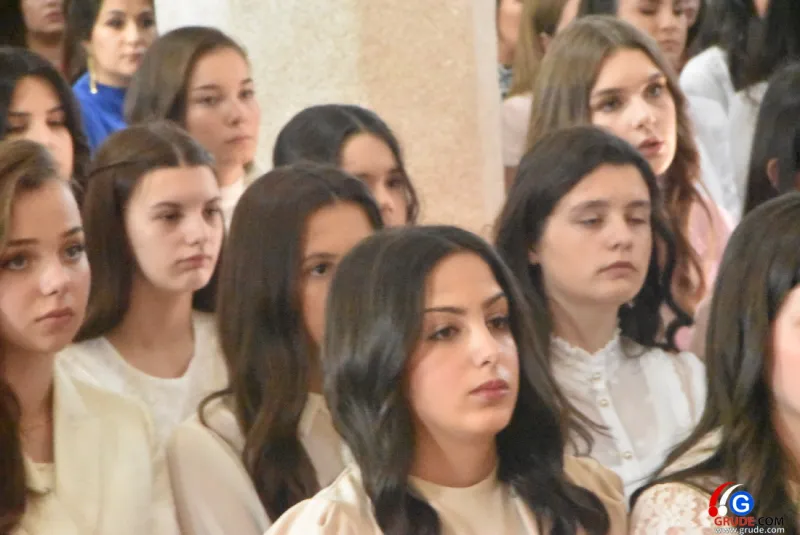 (FOTO) GRUDE: SVEČAN DAN ZA BOŽJU ŽUPU! KRIZMANICI U VJERI PRIMILI NEIZBRISIVI DUHOVNI KARAKTER 19