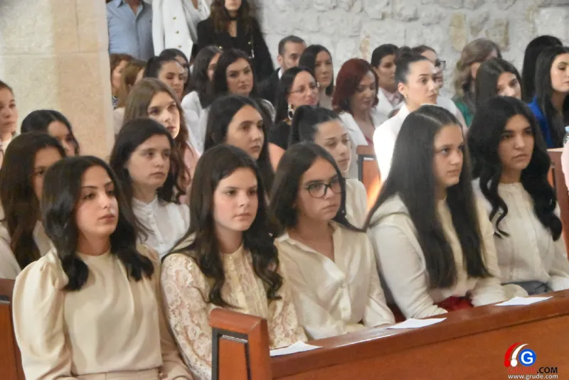 (FOTO) GRUDE: SVEČAN DAN ZA BOŽJU ŽUPU! KRIZMANICI U VJERI PRIMILI NEIZBRISIVI DUHOVNI KARAKTER 20
