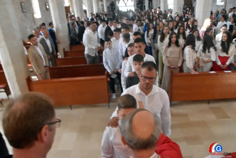 (FOTO) GRUDE: SVEČAN DAN ZA BOŽJU ŽUPU! KRIZMANICI U VJERI PRIMILI NEIZBRISIVI DUHOVNI KARAKTER 21