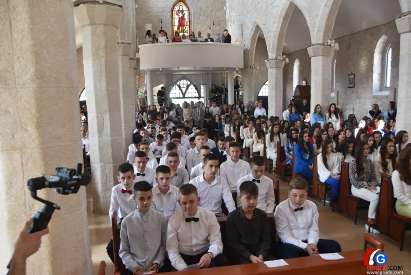 (FOTO) GRUDE: SVEČAN DAN ZA BOŽJU ŽUPU! KRIZMANICI U VJERI PRIMILI NEIZBRISIVI DUHOVNI KARAKTER 4