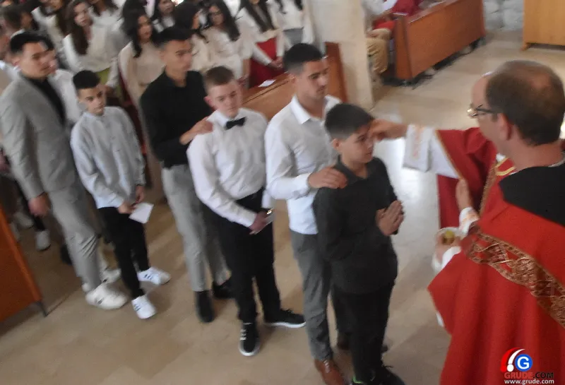 (FOTO) GRUDE: SVEČAN DAN ZA BOŽJU ŽUPU! KRIZMANICI U VJERI PRIMILI NEIZBRISIVI DUHOVNI KARAKTER 22