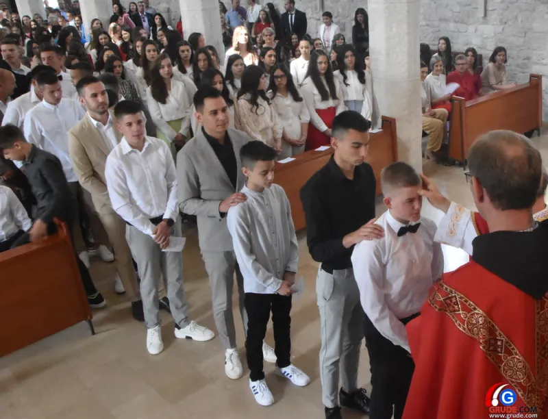 (FOTO) GRUDE: SVEČAN DAN ZA BOŽJU ŽUPU! KRIZMANICI U VJERI PRIMILI NEIZBRISIVI DUHOVNI KARAKTER 23