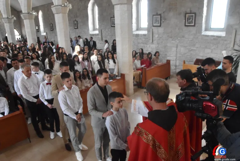 (FOTO) GRUDE: SVEČAN DAN ZA BOŽJU ŽUPU! KRIZMANICI U VJERI PRIMILI NEIZBRISIVI DUHOVNI KARAKTER 24