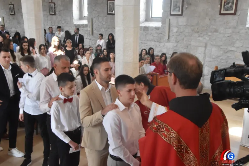 (FOTO) GRUDE: SVEČAN DAN ZA BOŽJU ŽUPU! KRIZMANICI U VJERI PRIMILI NEIZBRISIVI DUHOVNI KARAKTER 25