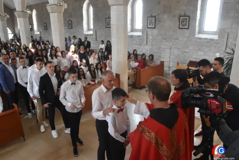 (FOTO) GRUDE: SVEČAN DAN ZA BOŽJU ŽUPU! KRIZMANICI U VJERI PRIMILI NEIZBRISIVI DUHOVNI KARAKTER 26