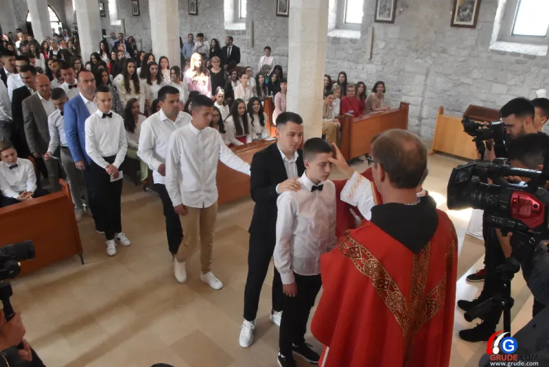 (FOTO) GRUDE: SVEČAN DAN ZA BOŽJU ŽUPU! KRIZMANICI U VJERI PRIMILI NEIZBRISIVI DUHOVNI KARAKTER 27