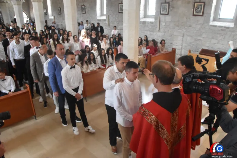 (FOTO) GRUDE: SVEČAN DAN ZA BOŽJU ŽUPU! KRIZMANICI U VJERI PRIMILI NEIZBRISIVI DUHOVNI KARAKTER 28