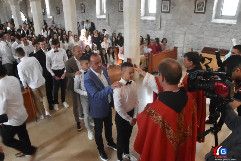 (FOTO) GRUDE: SVEČAN DAN ZA BOŽJU ŽUPU! KRIZMANICI U VJERI PRIMILI NEIZBRISIVI DUHOVNI KARAKTER 29