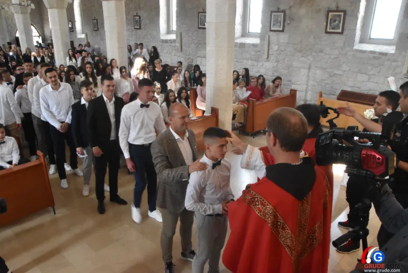 (FOTO) GRUDE: SVEČAN DAN ZA BOŽJU ŽUPU! KRIZMANICI U VJERI PRIMILI NEIZBRISIVI DUHOVNI KARAKTER 30