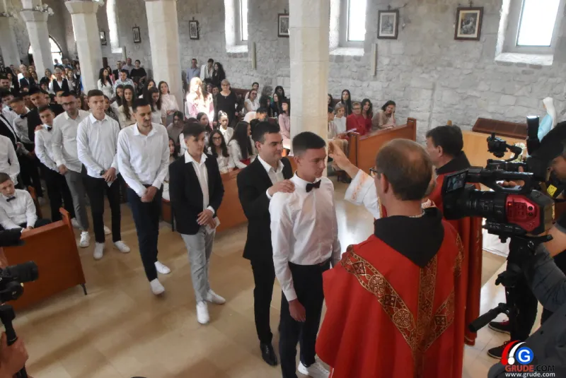 (FOTO) GRUDE: SVEČAN DAN ZA BOŽJU ŽUPU! KRIZMANICI U VJERI PRIMILI NEIZBRISIVI DUHOVNI KARAKTER 31