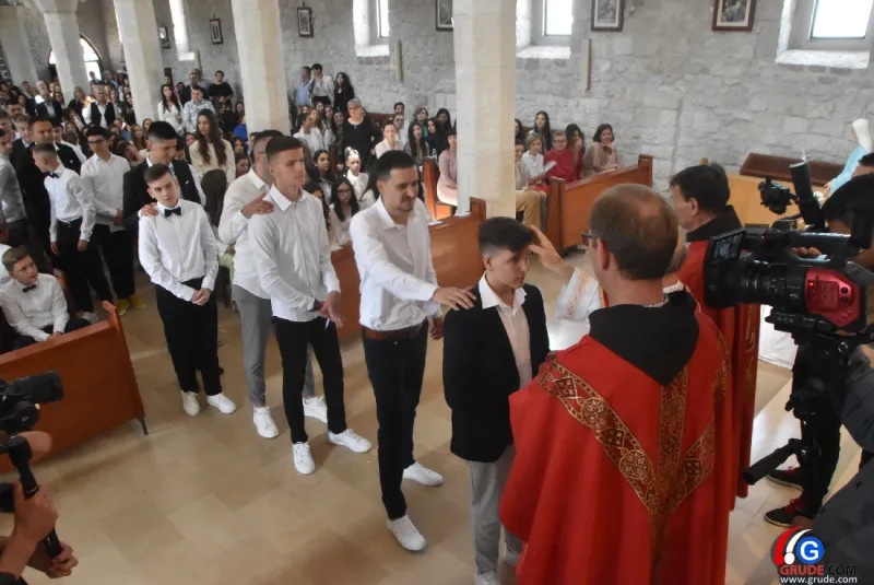 (FOTO) GRUDE: SVEČAN DAN ZA BOŽJU ŽUPU! KRIZMANICI U VJERI PRIMILI NEIZBRISIVI DUHOVNI KARAKTER 32
