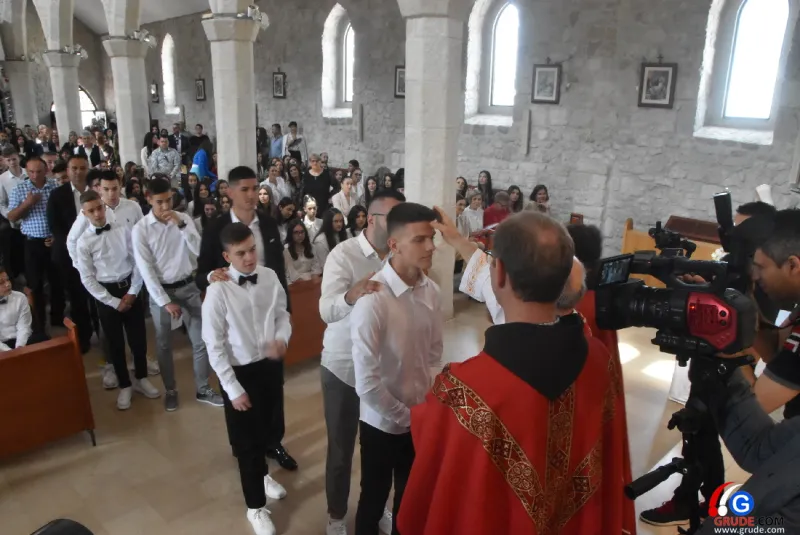 (FOTO) GRUDE: SVEČAN DAN ZA BOŽJU ŽUPU! KRIZMANICI U VJERI PRIMILI NEIZBRISIVI DUHOVNI KARAKTER 33