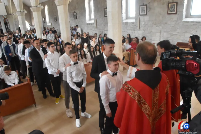 (FOTO) GRUDE: SVEČAN DAN ZA BOŽJU ŽUPU! KRIZMANICI U VJERI PRIMILI NEIZBRISIVI DUHOVNI KARAKTER 34