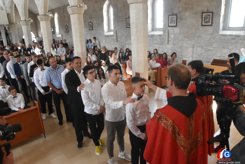(FOTO) GRUDE: SVEČAN DAN ZA BOŽJU ŽUPU! KRIZMANICI U VJERI PRIMILI NEIZBRISIVI DUHOVNI KARAKTER 35