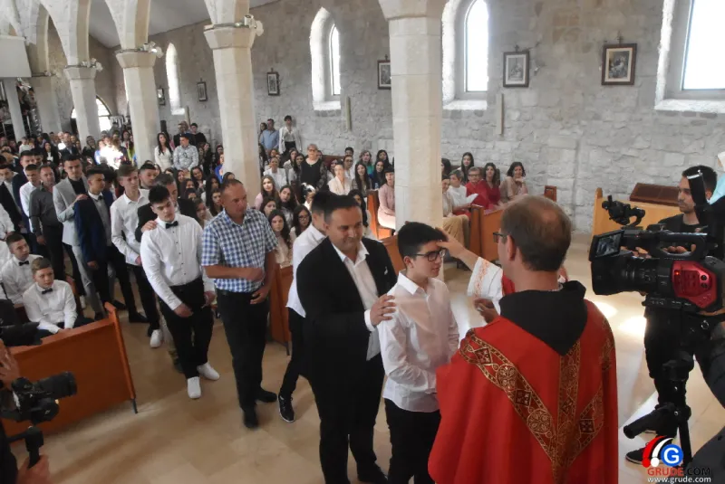 (FOTO) GRUDE: SVEČAN DAN ZA BOŽJU ŽUPU! KRIZMANICI U VJERI PRIMILI NEIZBRISIVI DUHOVNI KARAKTER 36