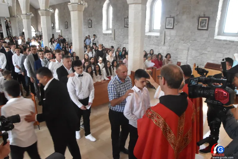 (FOTO) GRUDE: SVEČAN DAN ZA BOŽJU ŽUPU! KRIZMANICI U VJERI PRIMILI NEIZBRISIVI DUHOVNI KARAKTER 37