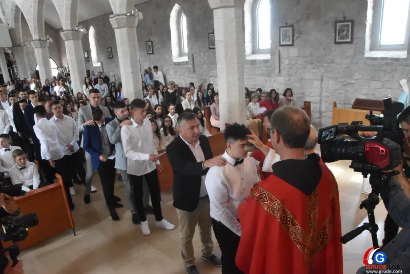 (FOTO) GRUDE: SVEČAN DAN ZA BOŽJU ŽUPU! KRIZMANICI U VJERI PRIMILI NEIZBRISIVI DUHOVNI KARAKTER 38