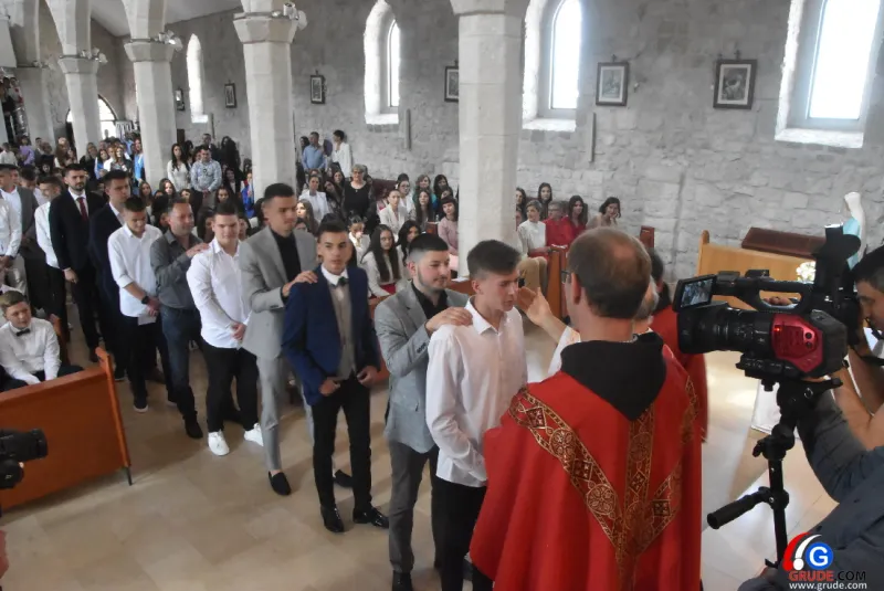 (FOTO) GRUDE: SVEČAN DAN ZA BOŽJU ŽUPU! KRIZMANICI U VJERI PRIMILI NEIZBRISIVI DUHOVNI KARAKTER 39