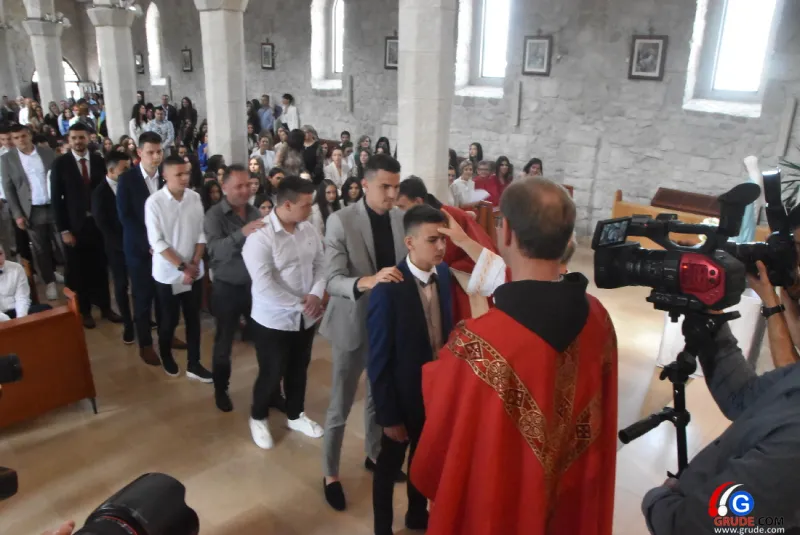 (FOTO) GRUDE: SVEČAN DAN ZA BOŽJU ŽUPU! KRIZMANICI U VJERI PRIMILI NEIZBRISIVI DUHOVNI KARAKTER 40