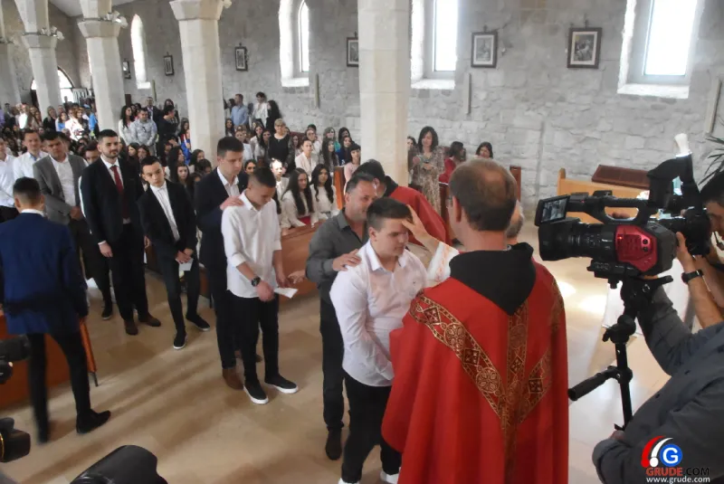 (FOTO) GRUDE: SVEČAN DAN ZA BOŽJU ŽUPU! KRIZMANICI U VJERI PRIMILI NEIZBRISIVI DUHOVNI KARAKTER 41