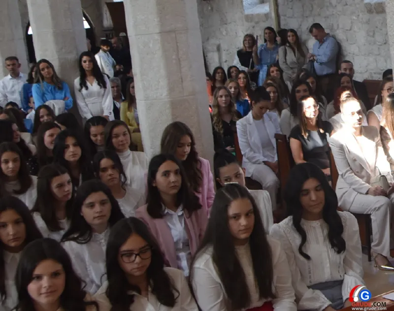 (FOTO) GRUDE: SVEČAN DAN ZA BOŽJU ŽUPU! KRIZMANICI U VJERI PRIMILI NEIZBRISIVI DUHOVNI KARAKTER 6