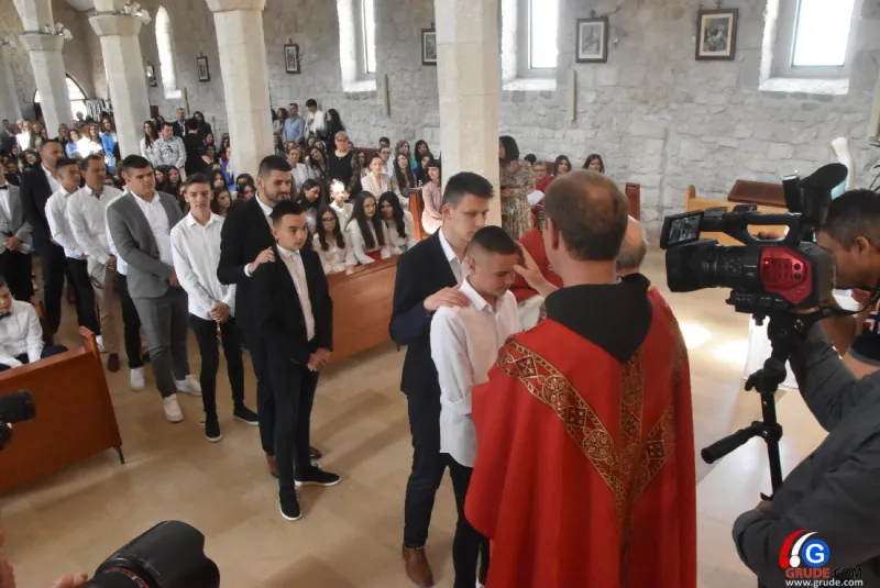 (FOTO) GRUDE: SVEČAN DAN ZA BOŽJU ŽUPU! KRIZMANICI U VJERI PRIMILI NEIZBRISIVI DUHOVNI KARAKTER 42