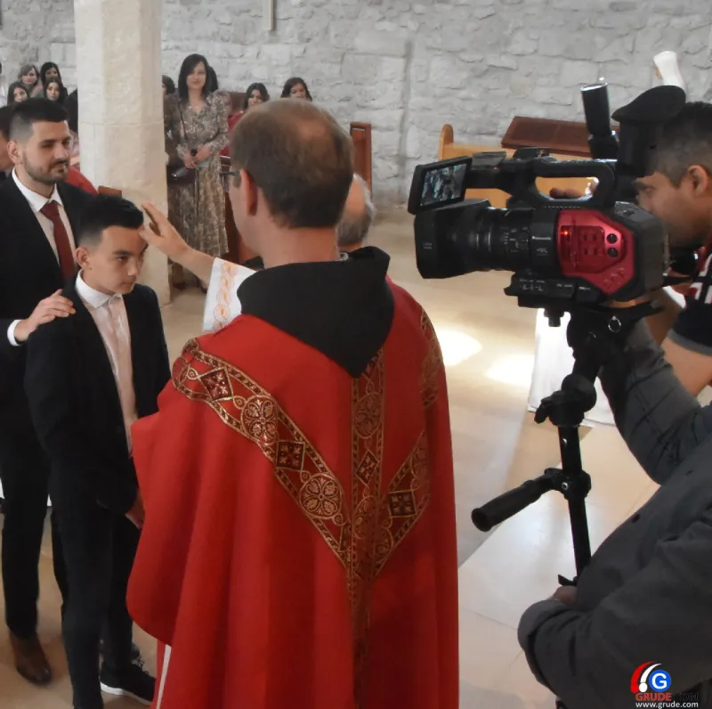 (FOTO) GRUDE: SVEČAN DAN ZA BOŽJU ŽUPU! KRIZMANICI U VJERI PRIMILI NEIZBRISIVI DUHOVNI KARAKTER 43