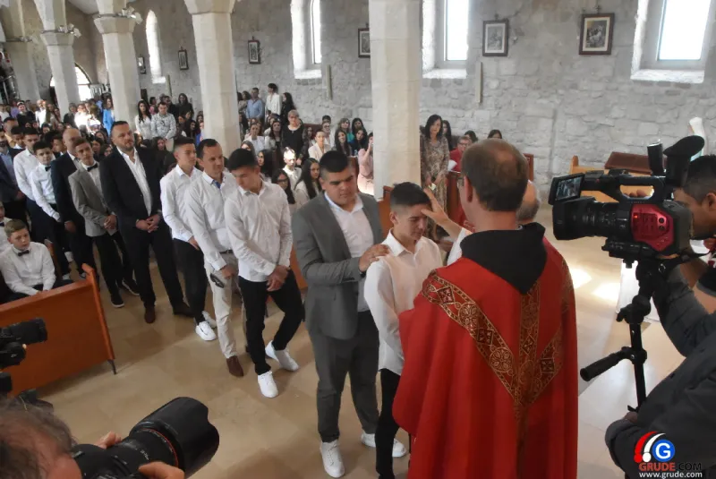 (FOTO) GRUDE: SVEČAN DAN ZA BOŽJU ŽUPU! KRIZMANICI U VJERI PRIMILI NEIZBRISIVI DUHOVNI KARAKTER 44